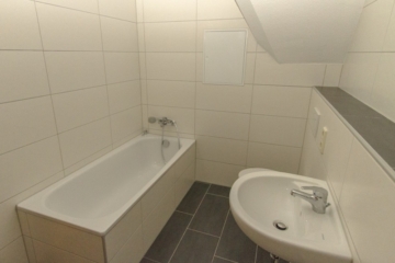 Gemütliche 3-Raum-Dachgeschosswohnung in zentraler Lage, 98527 Suhl, Wohnung