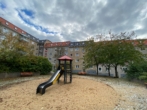 Spielplatz im Innenhof - Schöne 3-Raum-Wohnung in bester City Lage